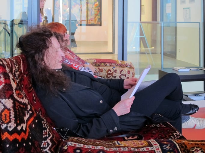 Zuschauer auf den Sitzmöbeln des Künstlers Franz West