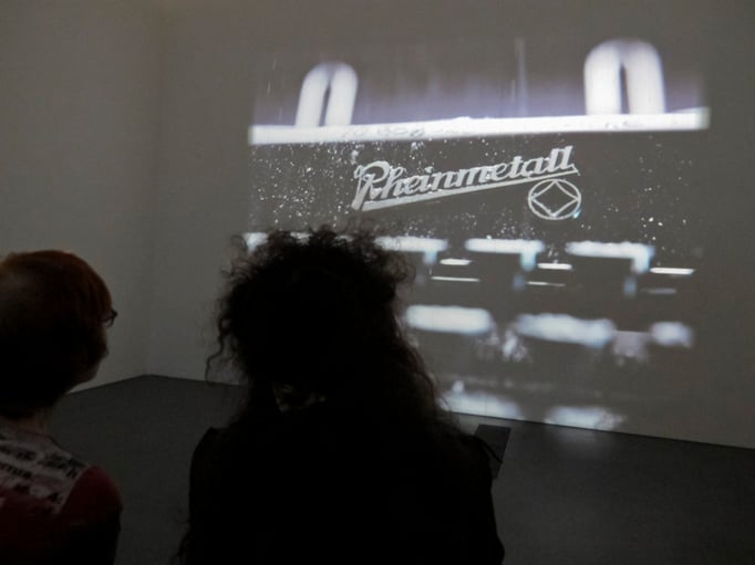 Rodney Graham, Maschine, Film über eine Schreibmaschine und Projektor (Installation)