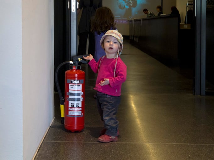 Ein kleiner Feuerwehrmann im Foyer