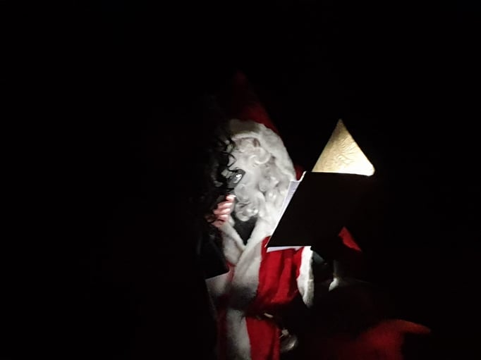 Der Samichlaus hatte mit unsere Gastfreundlichkeit etwas Mühe. Er konnte Bier, Buch und Sack fast nicht mit beiden Händen halten.