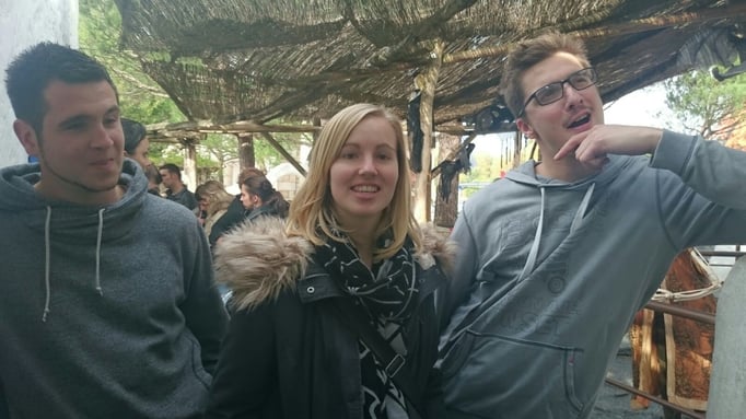 die drei scheinen noch unsicher, ob sie sich in den Märliwald getrauen