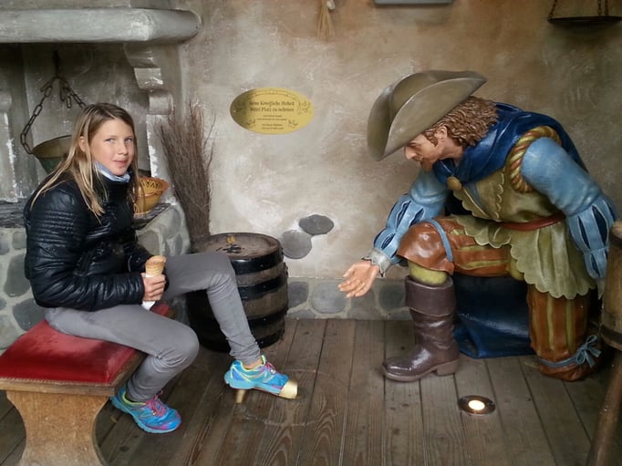 Der Prinz kniet vor Shenai nieder - aber diese Schuhe dürfen an Umzügen aber nicht getragen werden!