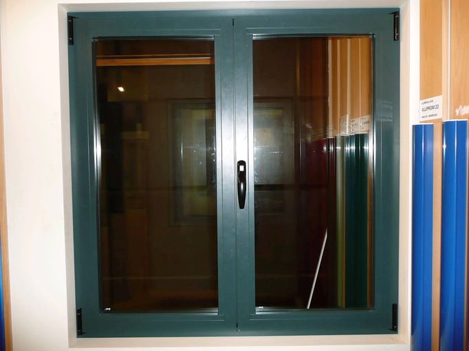 Carpintería de alumino: ventana abatible dos hojas vidrio transparente