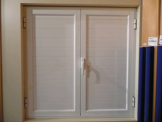 Carpintería de alumino: ventana abatible dos hojas ciega