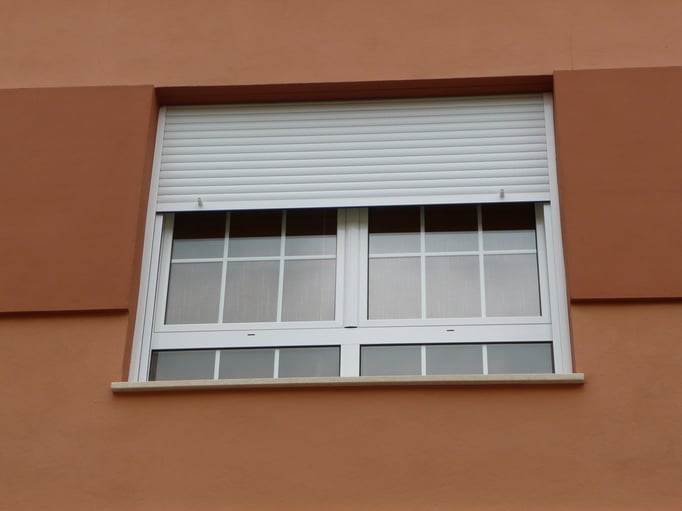 Carpintería de alumino: ventana abatible con barrotilo y persiana