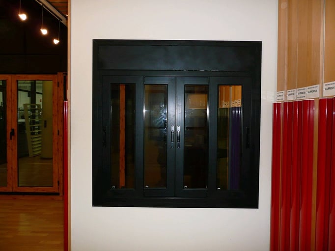 Carpintería de alumino: ventana corredera cuatro hojas con registro de persiana