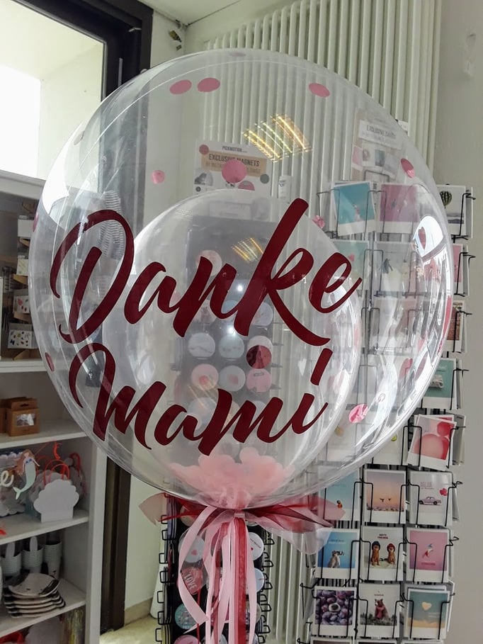 Ballonbeschriftung mit Folienplott zum Muttertag auf glasklar durchsichtiger Bubble. Schriftart und Text wird als Unikat nach Ihrem Wunsch gefertigt. Bitte mindestens 3 Tage vorbestellen.