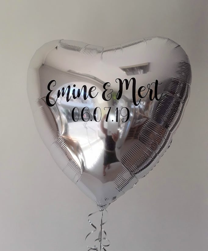 Individuelle Ballonbeschriftung mit Folienplott auf silbernen Folienherzballon. Schriftart und Text wird als Unikat nach Ihrem Wunsch gefertigt. Bitte mindestens 3 Tage vorbestellen.