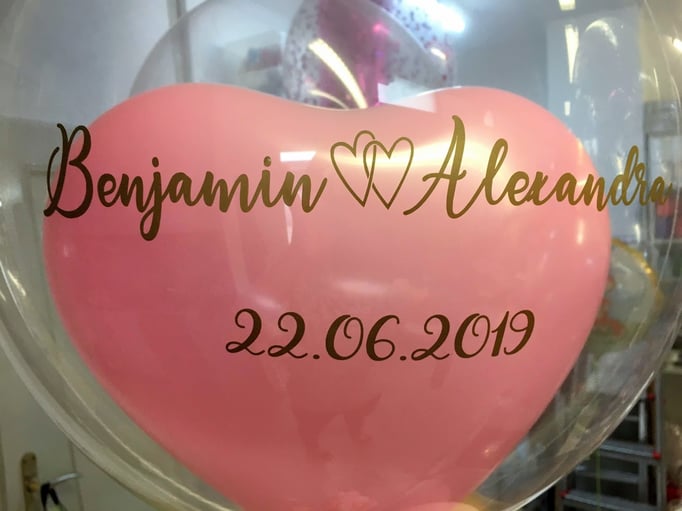 Ballonbeschriftung mit Folienplott auf einem Bubble mit Innenherz zur Hochzeit. Schriftart und Text wird als Unikat nach Ihrem Wunsch gefertigt. Bitte mindestens 3 Tage vorbestellen.