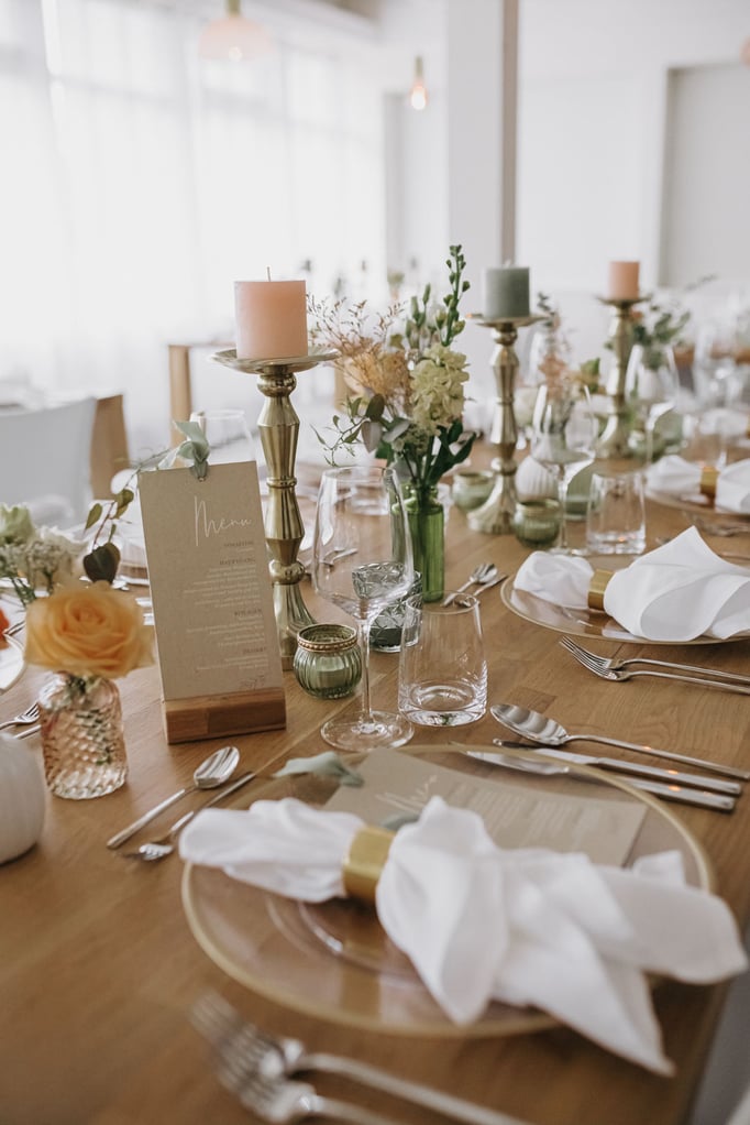 Hochzeits Deko, Hochzeitsfloristik, Blumenschmuck für Hochzeiten, Peach Töne, Pfirsich Apricot - Gärtnerei Krämer - https://gärtnerei-krämer.de/ Tischdeko Totale