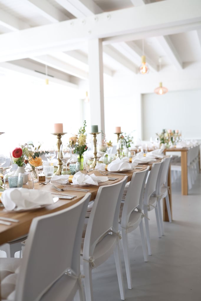 Hochzeits Deko, Hochzeitsfloristik, Blumenschmuck für Hochzeiten, Peach Töne, Pfirsich Apricot - Gärtnerei Krämer - https://gärtnerei-krämer.de/ Tischdeko