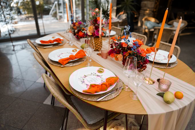 Hochzeits Blumendekor Hochzeits Deko, Tisch Deko sommerlich, warm, rot, orange - Gärtnerei Krämer - https://gärtnerei-krämer.de/