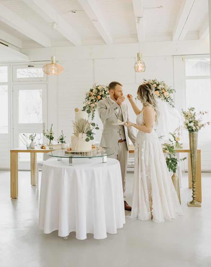 Hochzeits Deko, Hochzeitsfloristik, Blumenschmuck für Hochzeiten, Peach Töne, Pfirsich Apricot - Gärtnerei Krämer - https://gärtnerei-krämer.de/ - Deko mit Brautpaar