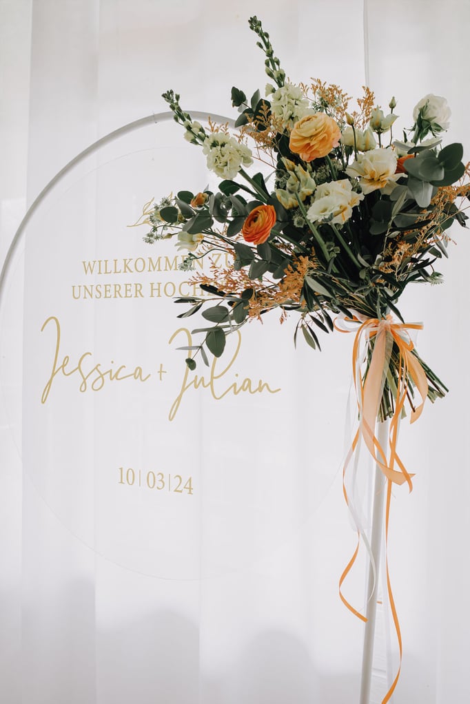 Hochzeits Deko, Hochzeitsfloristik, Blumenschmuck für Hochzeiten, Peach Töne, Pfirsich Apricot - Gärtnerei Krämer - https://gärtnerei-krämer.de/ Strauß Detail