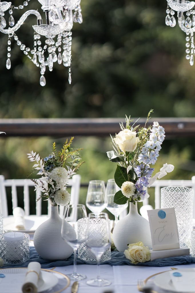 Hochzeits Deko, Hochzeitsfloristik, Blumenschmuck für Hochzeiten, Detail Tischdeko mit Karten - Gärtnerei Krämer - https://gärtnerei-krämer.de/