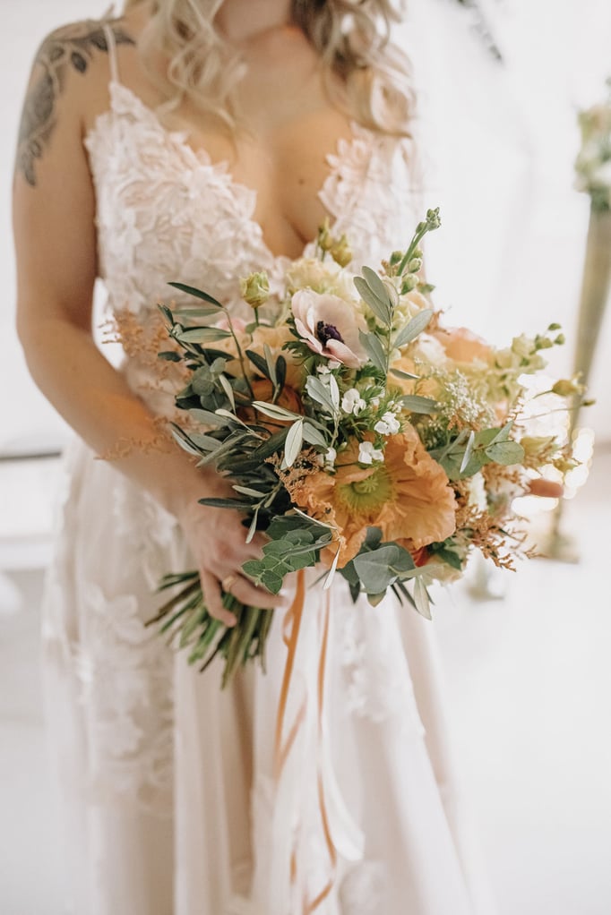Hochzeits Deko, Hochzeitsfloristik, Blumenschmuck für Hochzeiten, Peach Töne, Pfirsich Apricot - Gärtnerei Krämer - https://gärtnerei-krämer.de/ Brautstrauß