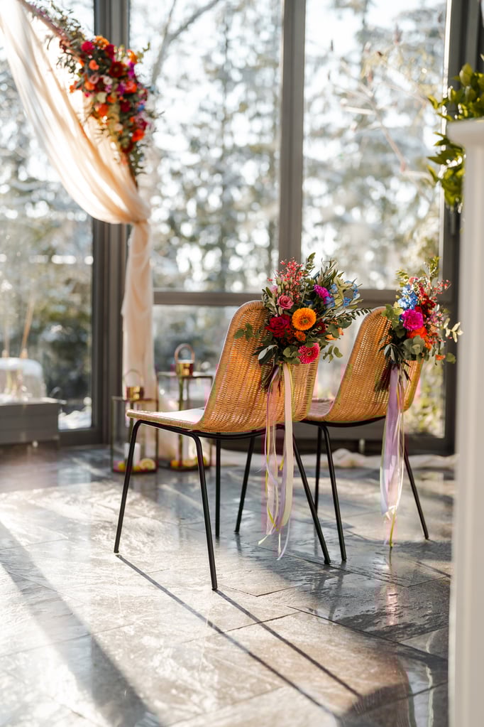 Hochzeits Blumendekor Hochzeits Deko an Stühlen - Gärtnerei Krämer - https://gärtnerei-krämer.de/