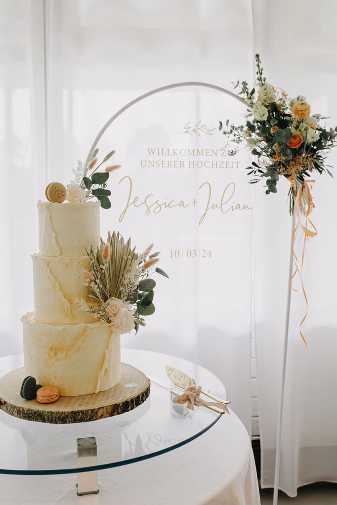 Hochzeits Deko, Hochzeitsfloristik, Blumenschmuck für Hochzeiten, Peach Töne, Pfirsich Apricot - Gärtnerei Krämer - https://gärtnerei-krämer.de/ Hochzeitstorte