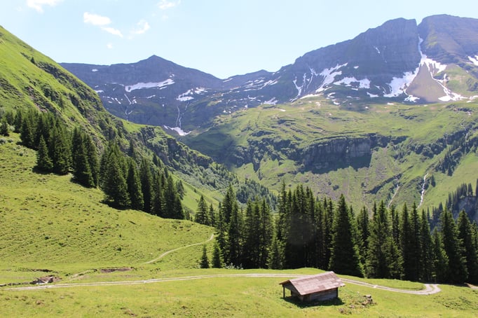 Beim Lütschentälti: Blick zurück in den Talkessel der Alp Tschingelfeld.  Bild: C. Schatzmann