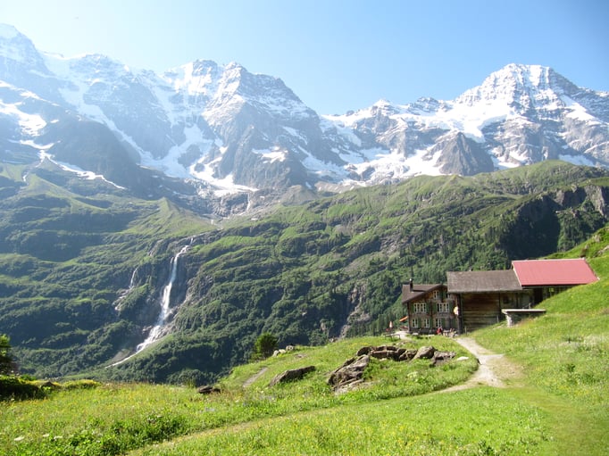 Berghotel Obersteinberg mit den Schmadribachfällen im Hintergrund.  Bild: C. Schatzmann