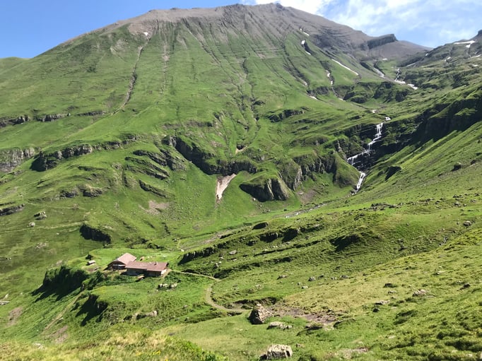 Das Alpbeizli am Tschingelfeld-Oberberg lädt zur Rast ein.  Bild: C. Schatzmann
