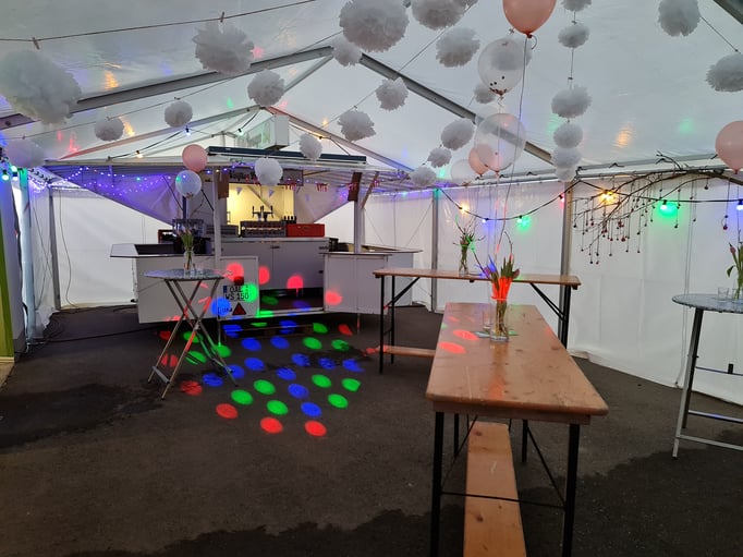 Zelt 12x6m mit Ausschankwagen eingebaut
