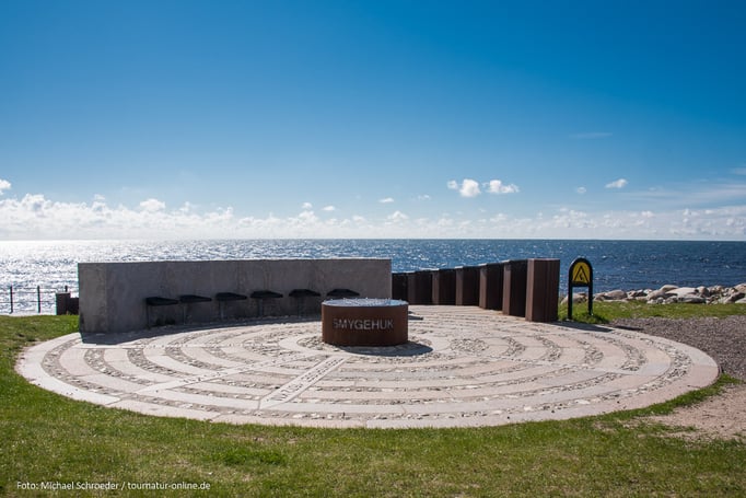 Eine Windrose zeigt in Smygehuk Entfernungen.
