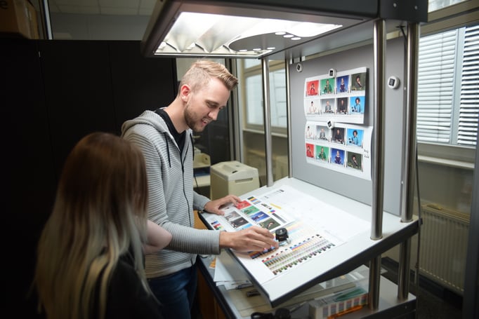 Central repro DRS Digital Repro System by RATTPACK® Group - www.rattpack.eu - DRS by Rattpack® - Standard light and colour comparison