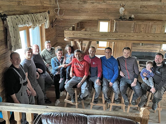 Die ganze Montagetruppe nach getaner Arbeit  mit der Bauherrnfamilie