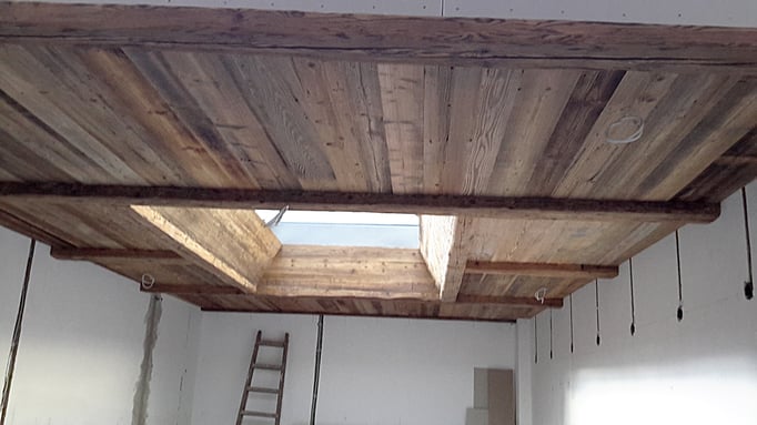 Die Balkendecke aus Altholz