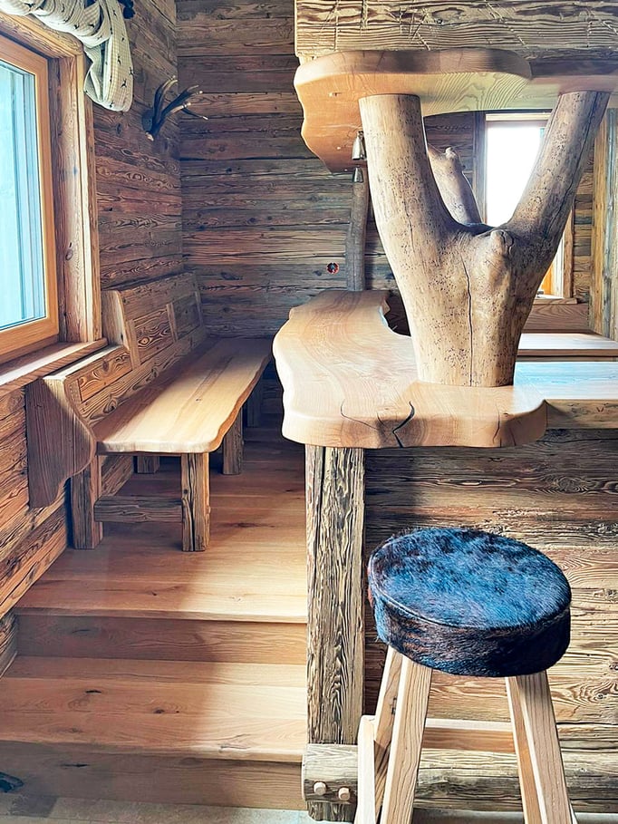 Begehrter Sitzplatz auf dem Podest hinter der Theke