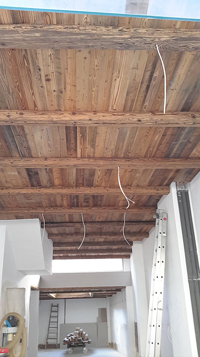 Die Balkendecke aus Altholz