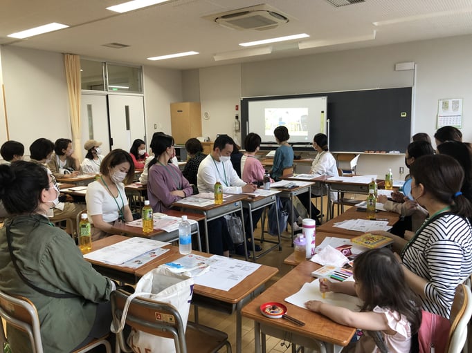 算数ルームには、1～4年生の委員会サポーターが集まっています