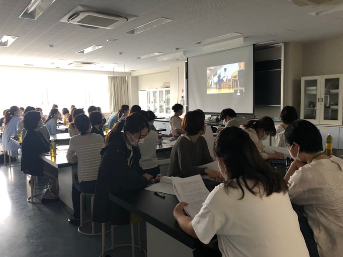 第二理科室には、立哨サポーターと5年生の委員会サポーターが集まっています