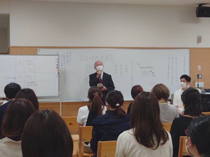 多目的室には、地域イベントサポーターと6年生の委員会サポーターが集まっています