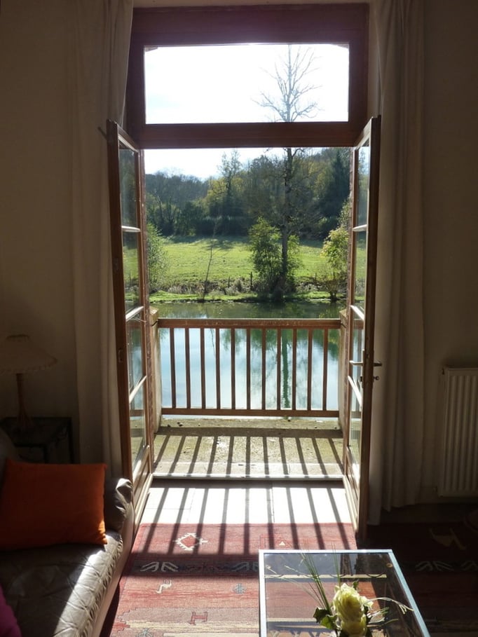 Le balcon du salon donnant sur l'étang