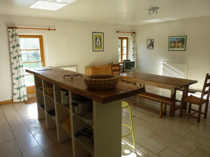 La salle à manger donnant sur l'étang