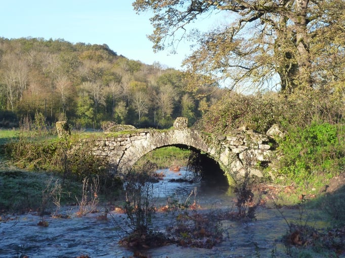 Le petit pont de pierre sur le Rabutin