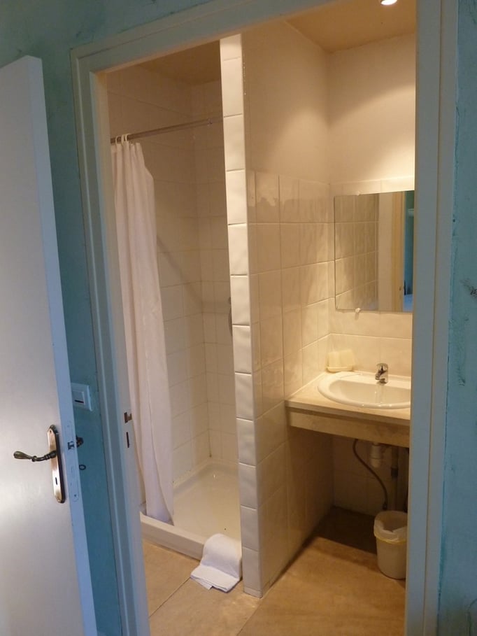 Salle de douche de la chambre 1