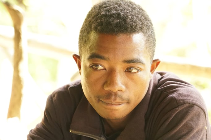 Théophile, 26 ans, frère de Jeanine. Pépiniériste.