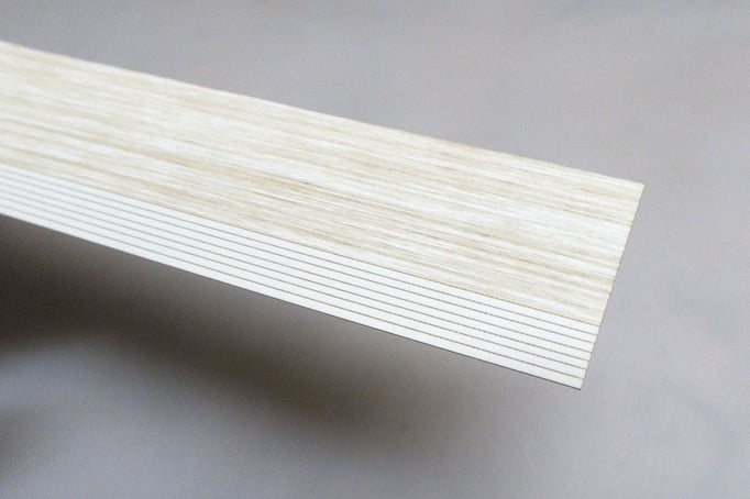 柱は木目彫刻をした紙製です。