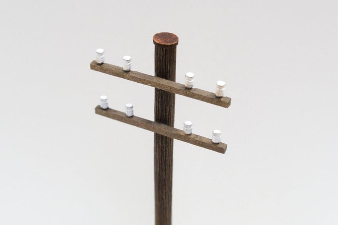 碍子や柱先端のカバーも再現しました。