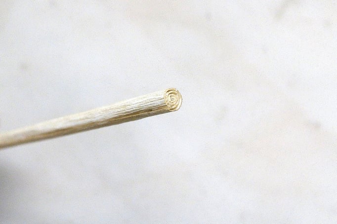 芯を作り巻いて柱にします。