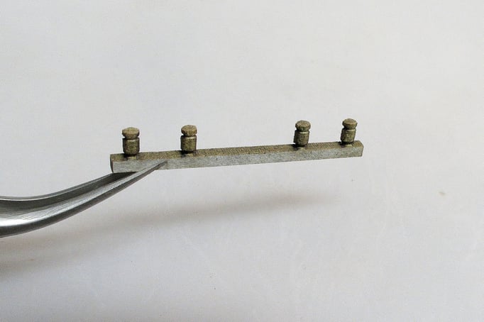 碍子は横木と一体です。厚紙を削り出しました。