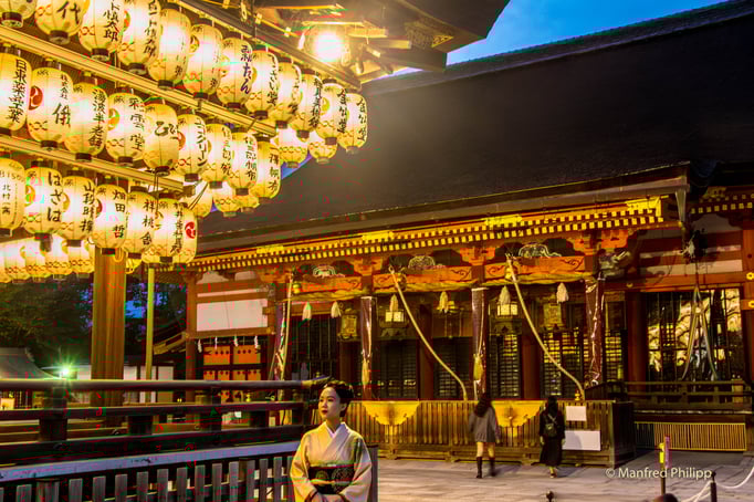 Am Abend im Yasaka-Schrein, Kyoto