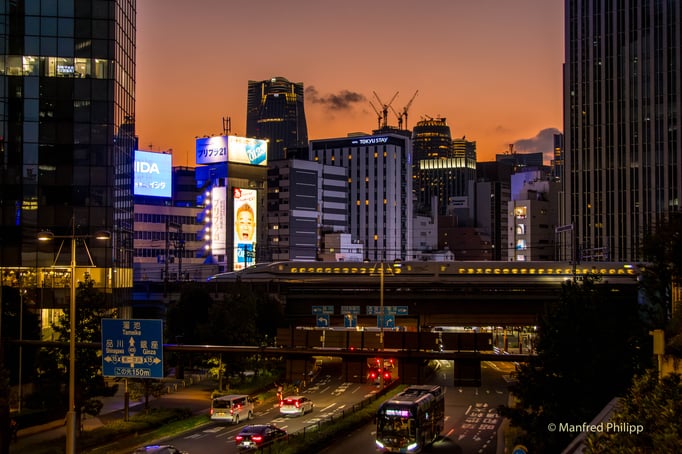Shinkansen-Zug in der Abenddämmerung in Shiodome, Tokyo