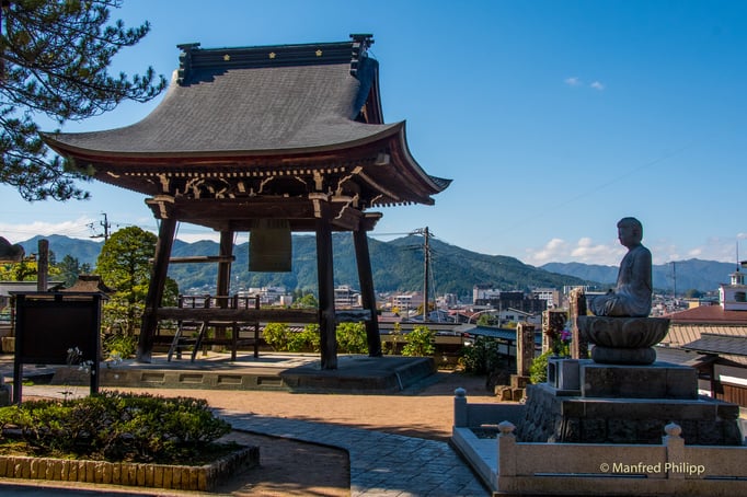Tempel in den Hügeln um Takayama