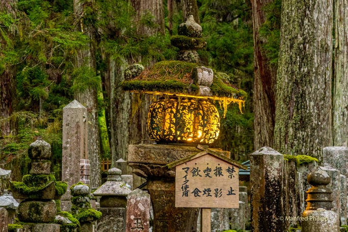 Steinlaterne auf dem Friedhof von Koya-san