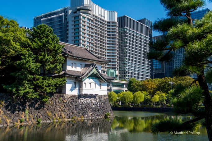 Befestigung des Kaiserpalastes vor der Skyline von Tokyo