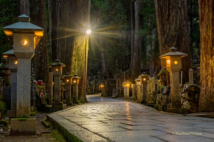 Abendspaziergang auf dem Friedhof von Koya-san